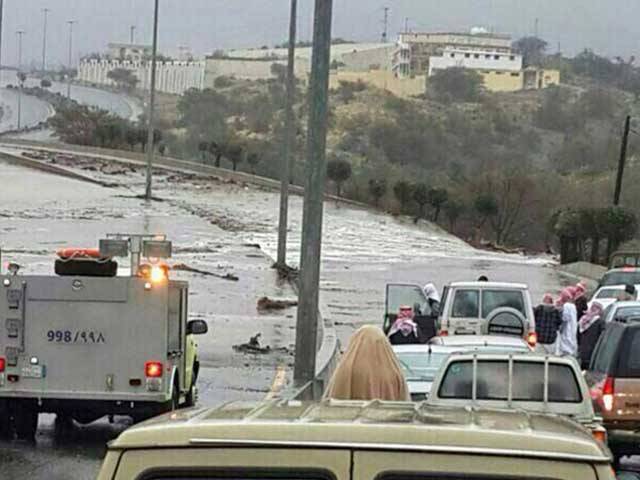 سعودی عرب میں موسلادھار بارش کے بعد نظام زندگی مفلوج، تعلیمی ادارے بند
