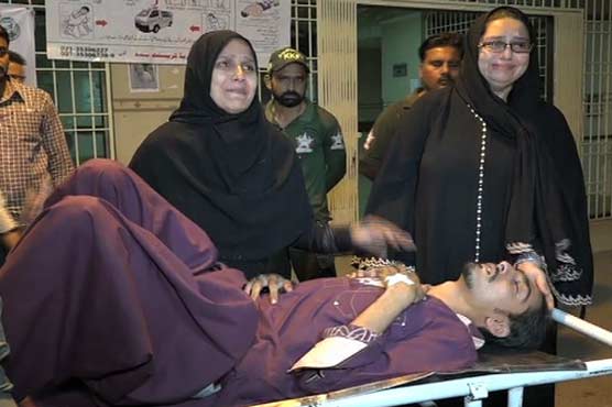 کراچی: پولیس اہلکاروں کا 2 بھائیوں پر مبینہ تشدد ، اہل خانہ کا احتجاج