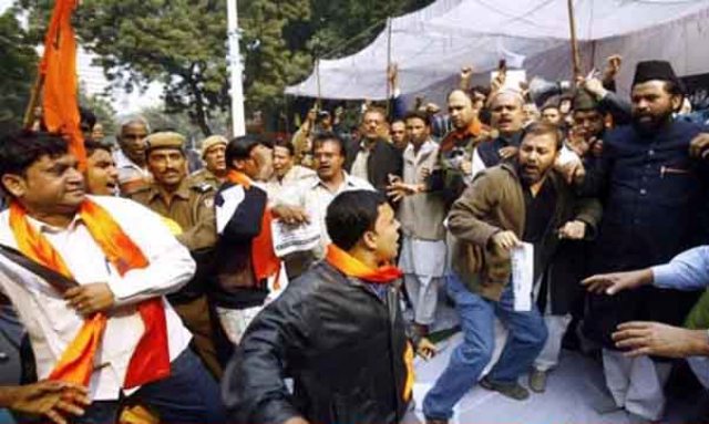 کشمیری طلباء بھارتی انتہا پسندوں کے نرغوں میں