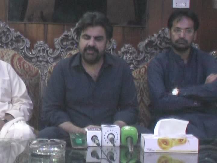 باردانہ نہ ملنے کے خلاف شہریوں کے احتجاجی مظاہروں اور دھرنوں نے رنگ لایا، صوبائی وزیر سید ناصر شاھ سیہون شریف پھنچ گئے