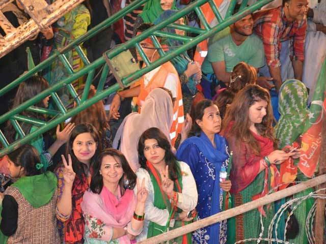 تحریک انصاف کے جلسے میں خواتین سے بدتمیزی، پولیس کا لاٹھی چارج