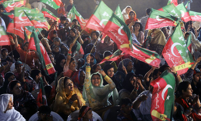 سیاسی جلسے جلوسوں میں خواتین کے ساتھ بدتمیزی