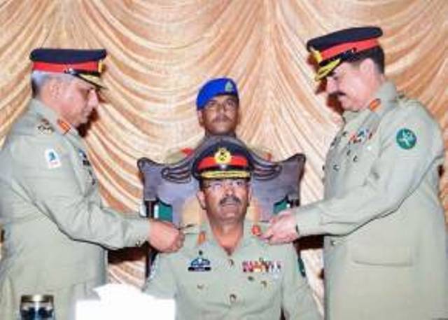 جنرل راحیل کا آرمی سروس کور سنٹر نوشہرہ کا دورہ میجر جنرل توقیر کو کرنل کمانڈنٹ کے بیجز لگائے