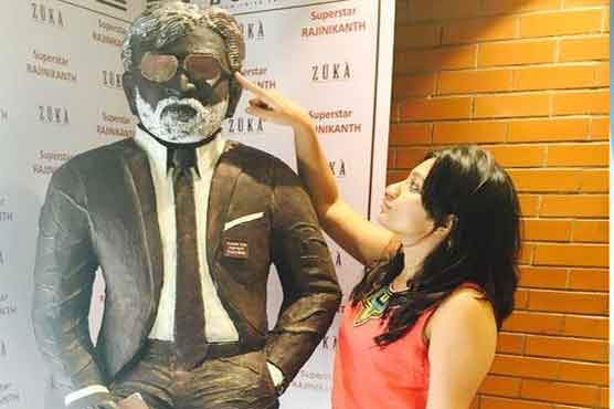 بھارتی اداکار رجنی کانت کے پرستار نے چاکلیٹ سے ان کا مجسمہ بنا ڈالا