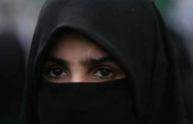 امریکہ : سکارف پہنے والی ایک اور خاتون کو زبردستی طیارے سے اتار دیا گیا