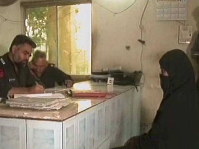 کراچی میں پولیس اہلکاروں کی خاتون کے ساتھ مبینہ زیادتی