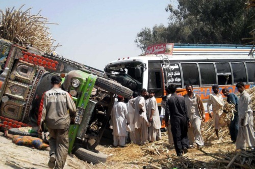 حافظ آباد کے قریب باراتیوں کی بس اور ٹرک میں تصادم، 35 افراد زخمی