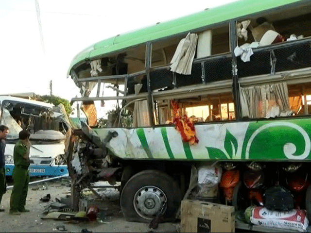 ویتنام میں مسافر بسوں اور ٹرک کے درمیان تصادم سے 13 افراد ہلاک، درجنوں زخمی