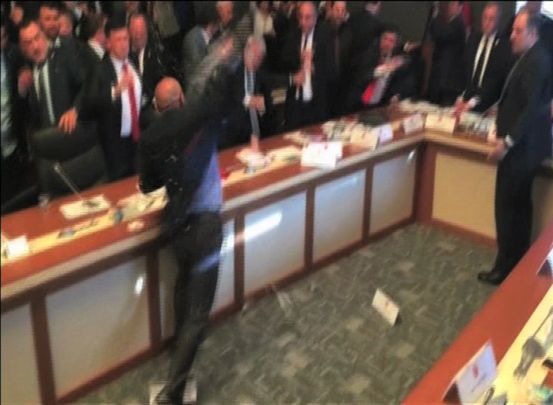 ترکی : پارلیمنٹ میدان جنگ بن گئی ، حکمران جماعت اور حزب اختلاف کے درمیان جھگڑا