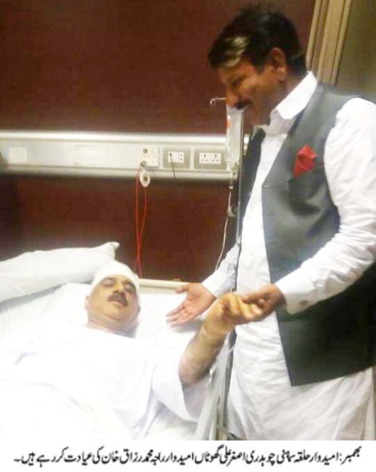 چوہدری اصغر علی گھوٹاں امیدوار راجہ محمد رزاق خان کی عیادت کر رہے ہیں