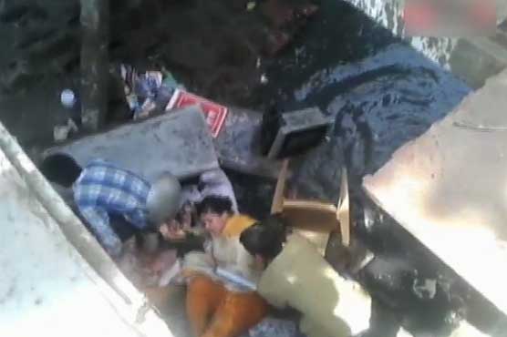 بھارت: بی جے پی کی ایم پی پونم لوگوں سے ملاقات کے دوران نالے میں جا گری