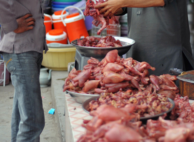 گلیانہ اور گردونواح میں مرغی کا گوشت کلو کے بجائے لٹروں میں فروخت ہو نے لگا