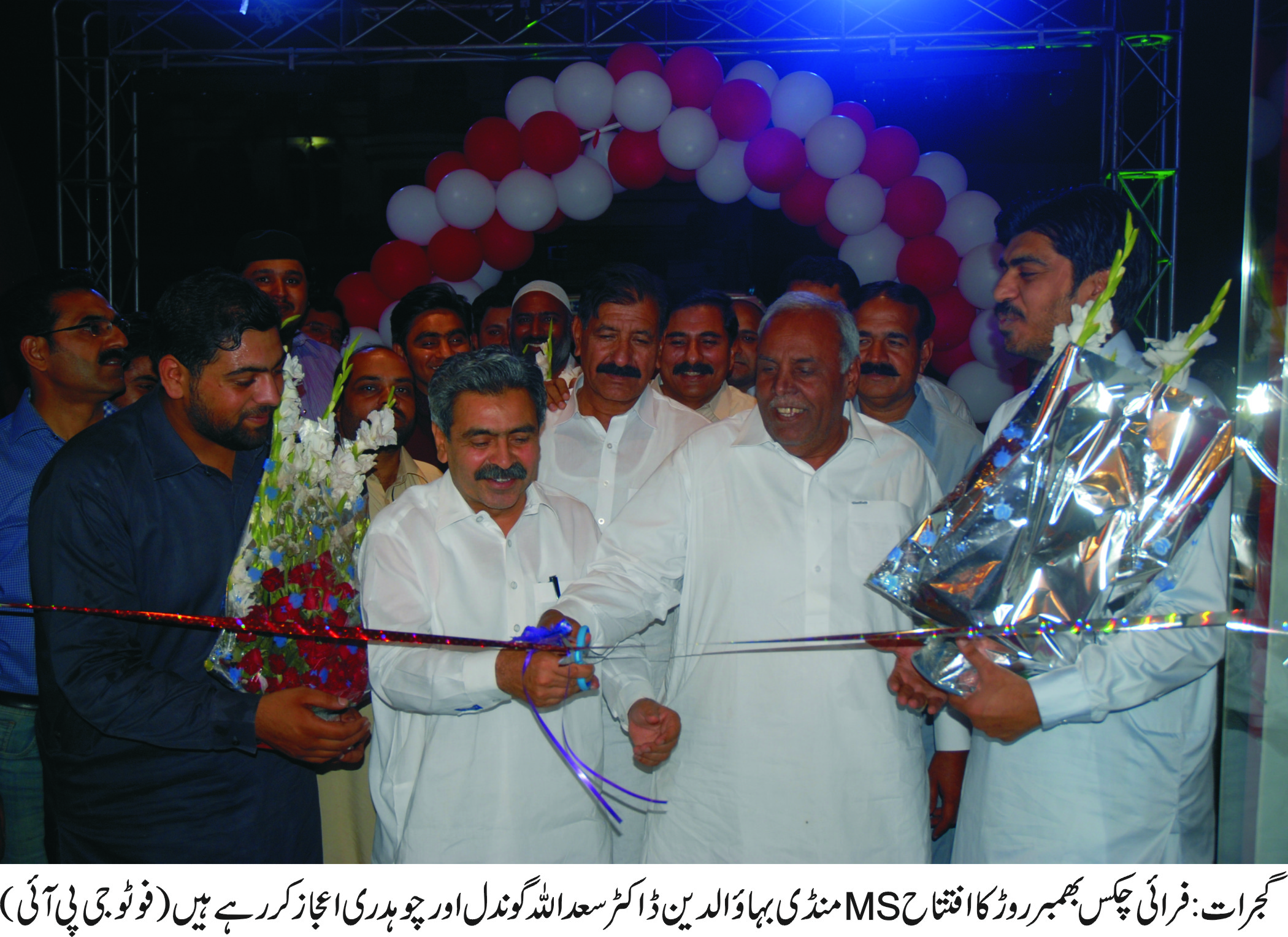 گجرات: فرائی چکس بھمبر روڑ کا افتتاح MS منڈی بہاوالدین ڈاکٹر سعد اللہ گوندل اور چوہدری اعجاز کر رہے ہیں