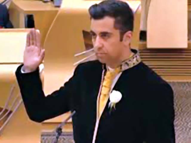 اسکاٹ لینڈ اسمبلی کے پاکستانی نژاد رکن حمزہ یوسف نے اردو میں حلف اٹھا کر تاریخ لکھ دی