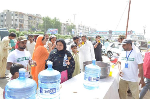 ضلع انتظامیہ اور ضلعی بلدیات کے تحت ضلع کورنگی کی تمام شاہراہوں پر ہیٹ اسٹروک کیمپ قائم