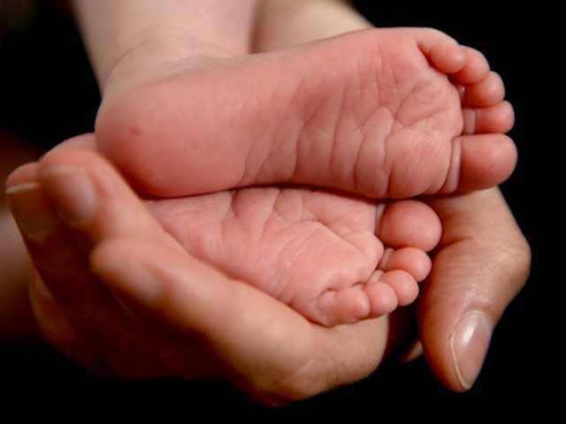 کراچی میں سینے سے باہر دل والا بچہ آپریشن کے فوری بعد انتقال کرگیا