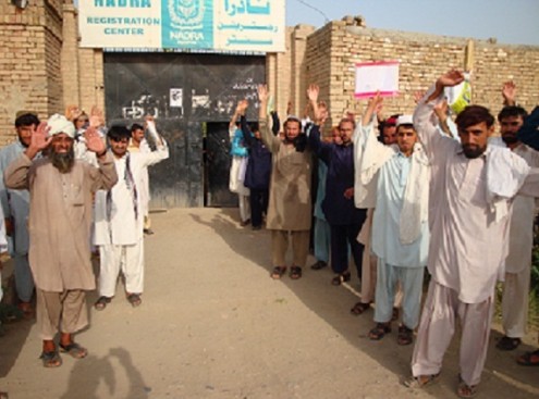 متاثرین پاکستان کیلئے شناختی کارڈ کا حصول مشکل بنا دیا گیا۔ فیروز خان