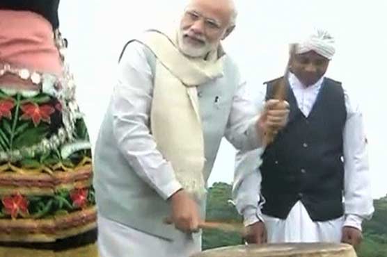 ڈرم دیکھ کر مودی کا دل مچل گیا، بجا کر شوق پورا کر لیا