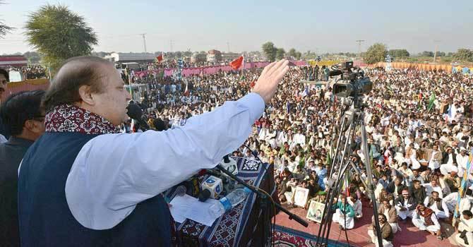 کوئی سڑکیں بنا رہا ہے کوئی سڑکوں پہ آ رہا ہے، اپنا اپنا مقدر