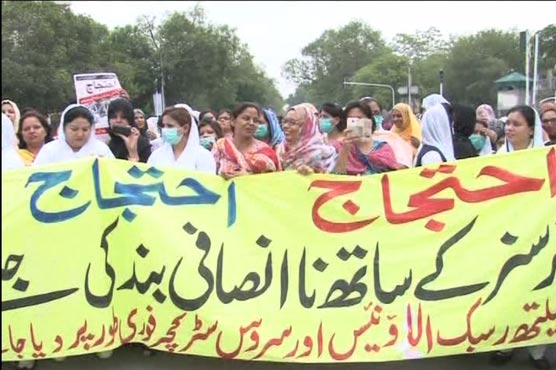 پنجاب اسمبلی کے سامنے نرسوں کا احتجاجی دھرنا، وزیراعظم کی صحتیابی کیلئے دعا