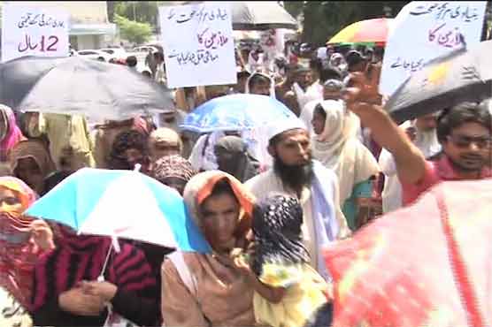 لاہور: پی آر ایس پی کے ملازمین کا چیئرنگ کراس پر دھرنا، پولیس سے ہاتھا پائی