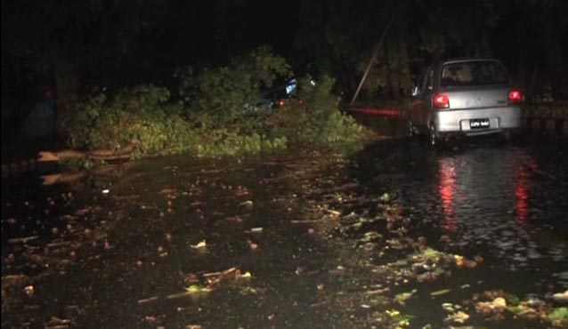 لاہور : پنجاب کے مختلف علاقوں میں بارش، موسم خوشگوار ہو گیا