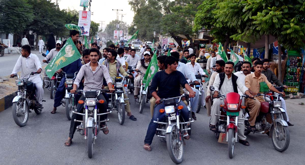 واہ کینٹ میں یوم تکبیر کے موقع پر مسلم لیگ ن رہنما راجہ سرفراز اصغر کی زیر قیادت ریلی