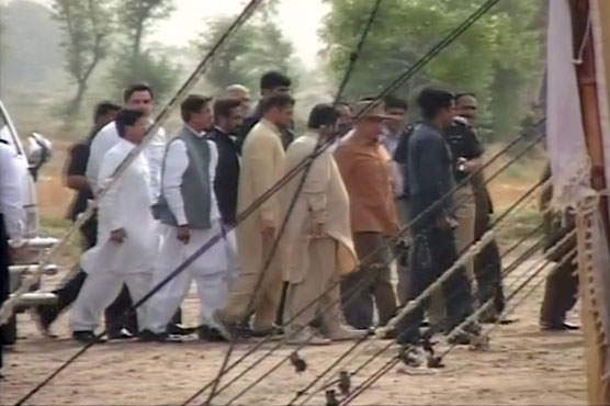 وزیر اعلی لیہ پہنچ گئے، زہریلی مٹھائی سے جاں بحق ہونیوالوں کے ورثا سے اظہار تعزیت