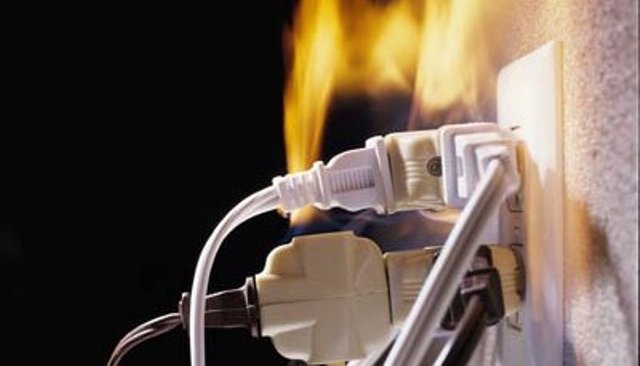 جھنگ: محلہ بڈھے والا میں ایک گھر میں شارٹ سرکٹ کی وجہ سے اچانک آگ بھڑک اٹھی