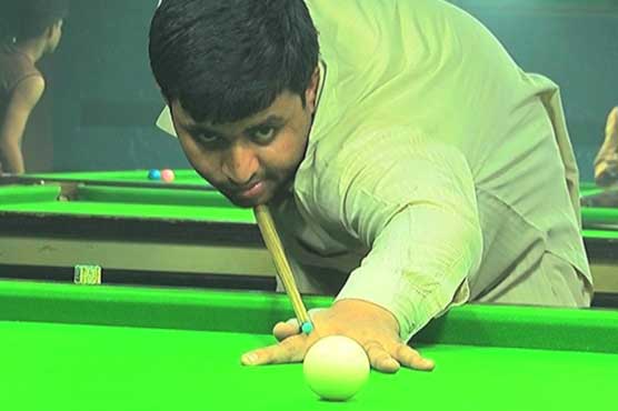 سندھ : اسنوکر کا چیمپئن پیٹ بھرنے کے لیے کیلے بیچنے پر مجبور