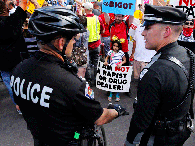 ڈونڈ ٹرمپ کی ریلی میں حامیوں اور مخالفین میں جھڑپیں، پولیس کی شیلنگ