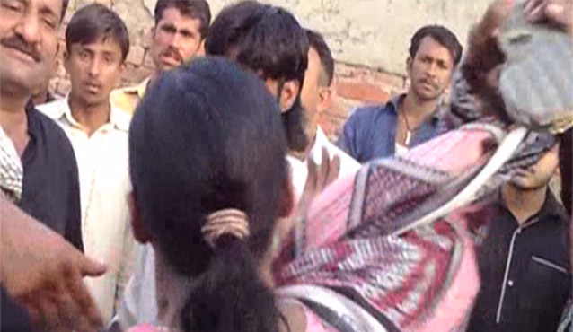 ساہیوال :رتی بٹی میں خاتون نے جعلی پیر پر جوتوں کی بارش کر دی