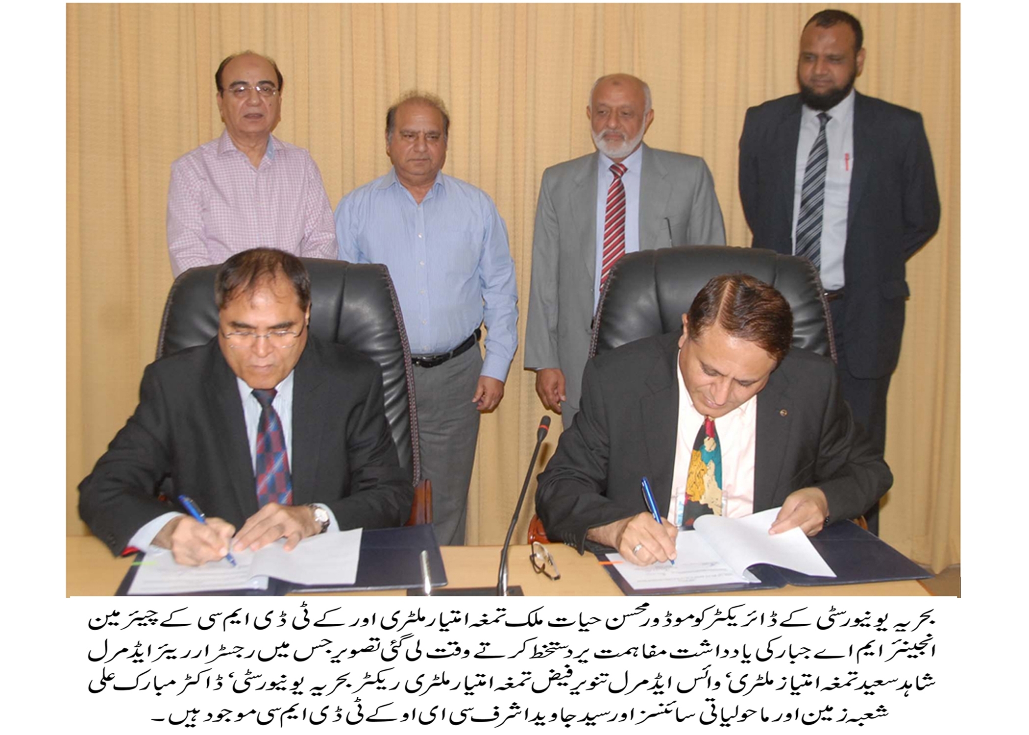 محسن حیات ملک تمغہ امتیاز ملٹری اور ایم اے جبار کی یادداشت مفاہمت پر دستخط کرتے وقت لی گئی تصوریر