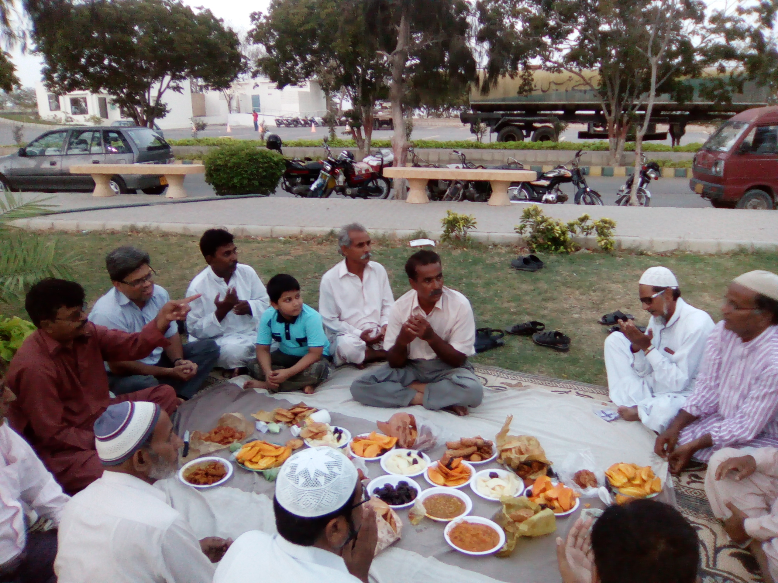 بزم سیف  و ظفر  کے  زیر اہتمام افطار پارٹی ۔