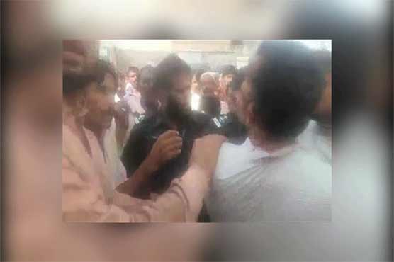 ڈسکہ پولیس کا اشتہاری کی گرفتاری کیلئے چھاپہ، لواحقین نے ملزم چھڑا لیا