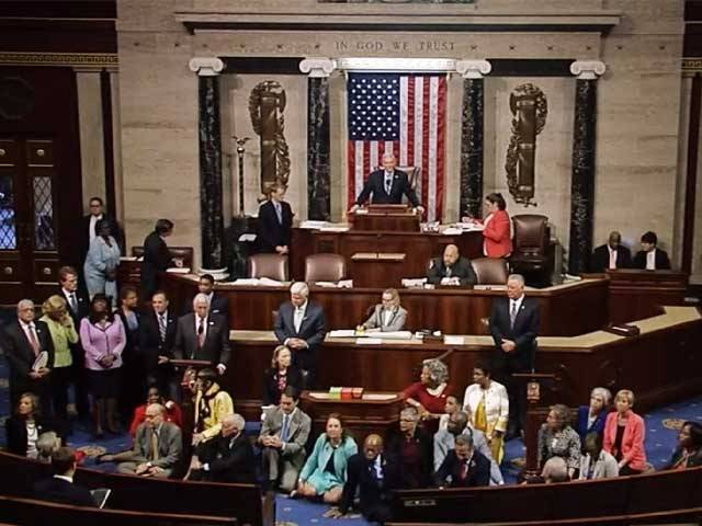 اسلحے پر کنٹرول کا قانون منظورنہ ہونے پر ڈیموکریٹ اراکین نے ایوان نمائندگان میں دھرنا دے دیا