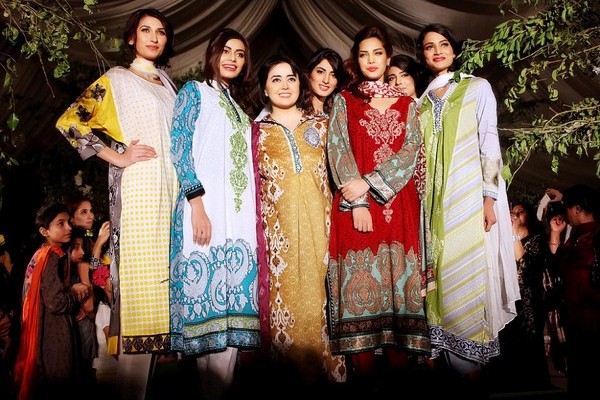 کاغذ کے پھولوں میں خوشبو کہاں؟