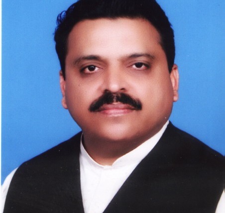 دنیا کے 3 چھوٹی کے سرجنز نے میاں نواز شریف کے دل کا بائی پاس آپریشن کیا ہے۔  حافظ طاہر جمیل