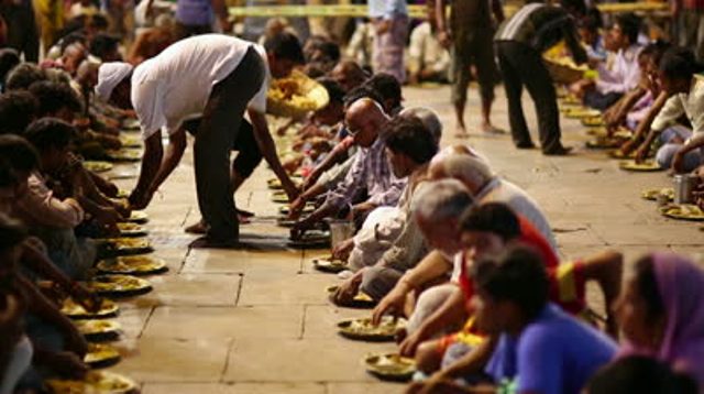 رمضان میں مخیر حضرات اللہ کی خوشنودی کی خاطر صدقات و خیرات دینے میں اضافہ کر دیتے ہیں