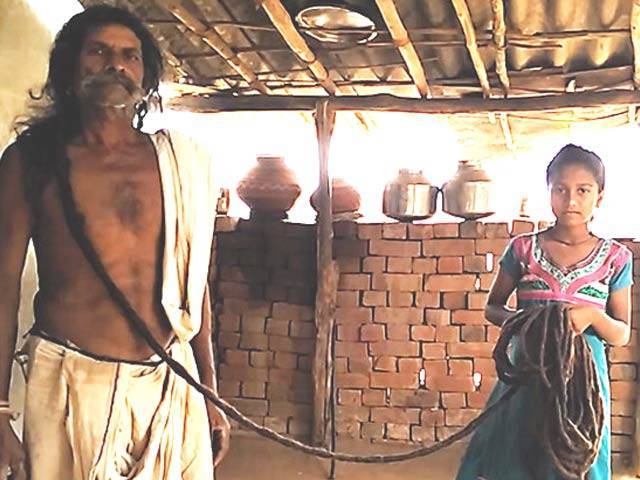 بھارتی شہری کا انوکھا شوق؛ بال ہی 62 فٹ بڑھا لیے