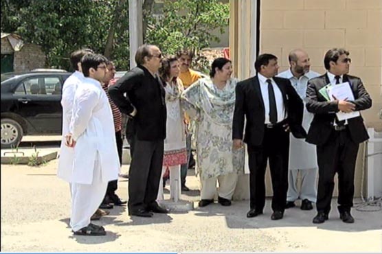 تحریک انصاف نے وزیر اعظم کی نااہلی کا ریفرنس دائر کر دیا