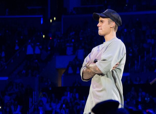 گلوکار جسٹن بیبر شو کے دوران سٹیج پر گر پڑے