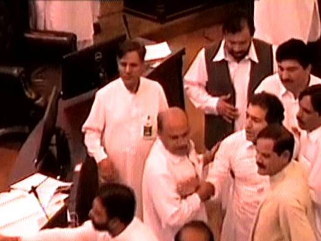 خیبرپختونخوا اسمبلی میں تحریک انصاف اور اپوزیشن اراکین میں تلخ جملوں کا تبادلہ اور ہاتھا پائی