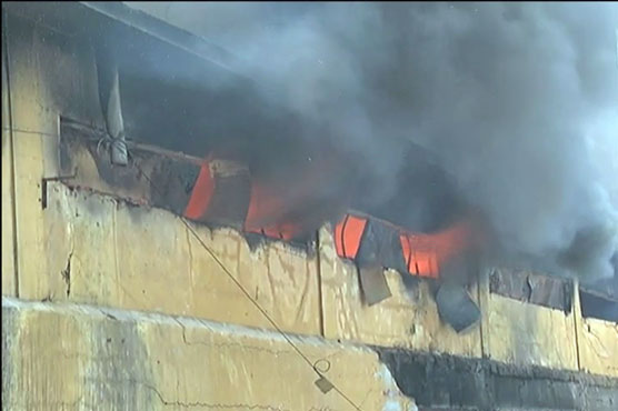 کراچی :سائٹ ایریا میں کپڑوں کی فیکٹری میں آگ لگی گئی