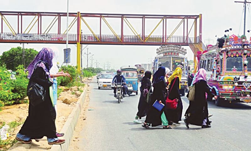 کراچی :ایم کیو ایم کی ہڑتال کی کال کے باوجود شہر کے حالات معمول پر