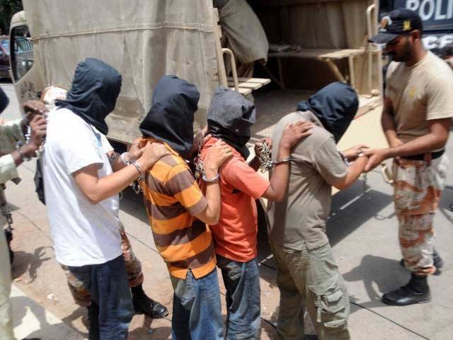 کراچی میں رینجرز کی  کارروائی میں 4  ٹارگٹ  کلرز گرفتار؛ اسلحہ برآمد