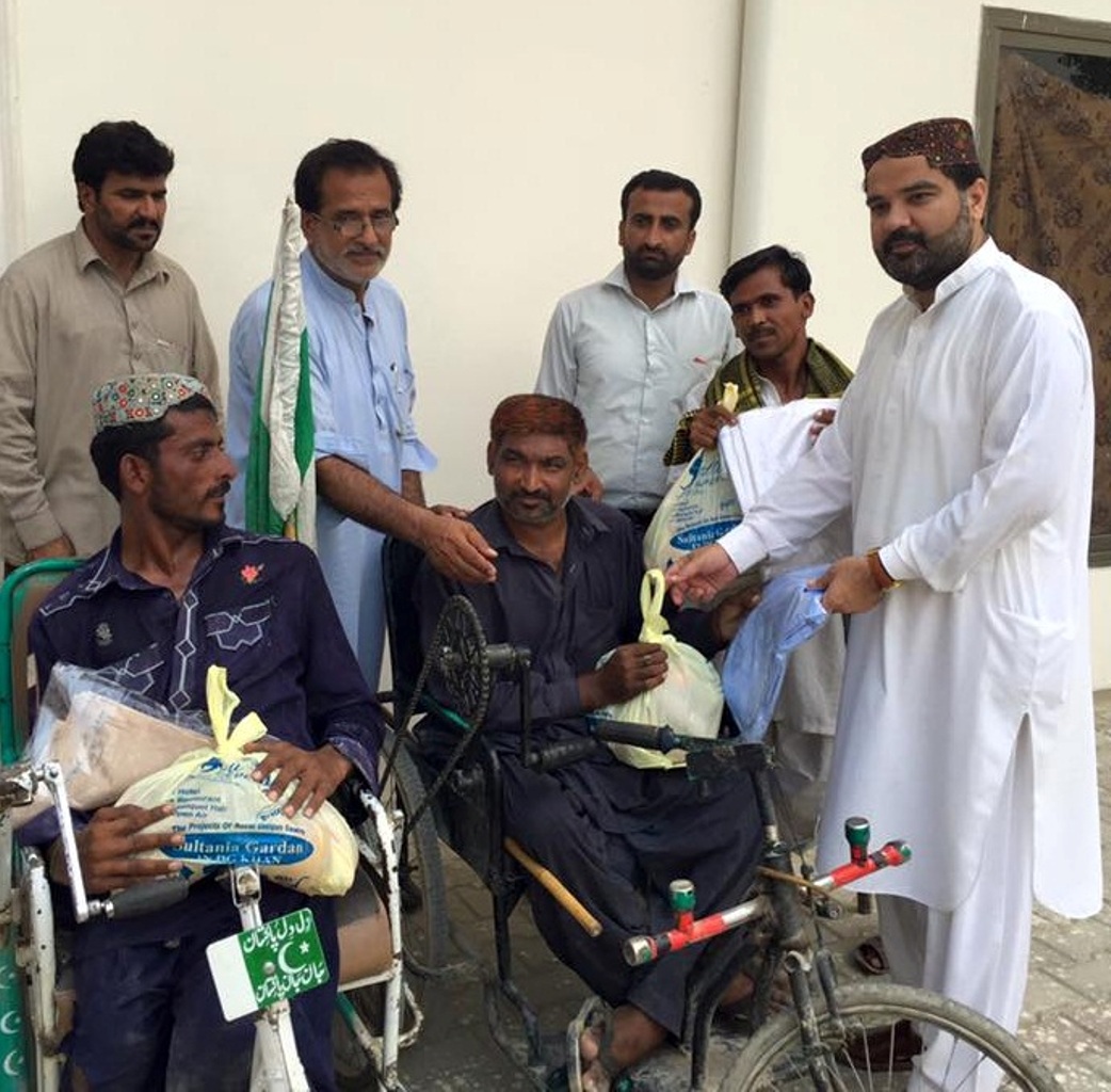 ایم پی اے سردار احمد علی خان دریشک نے معذور افراد اور غریب خاندانوں میں نقد عیدی اور عید گفٹ تقیسم