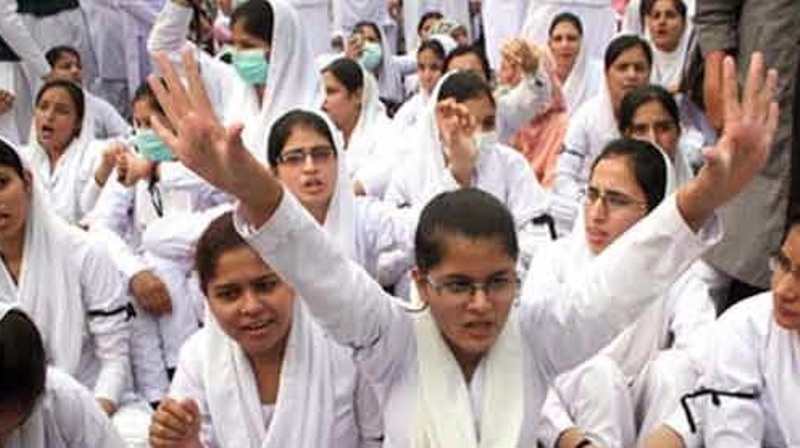 لاہور:  نرسز کی جانب سے تیسرے روز بھی دھرنا جاری