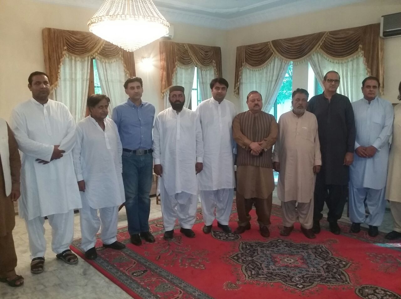 مظہر شاہ نے اپنے ساتھیوں سمیت پاکستان تحریکِ انصاف میں شمولیت اختیار کر لی