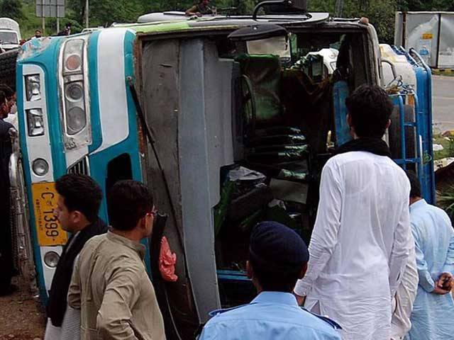 حب میں مسافر کوچ اور ٹرک میں ٹکر سے 5 افراد جاں بحق، 22 زخمی